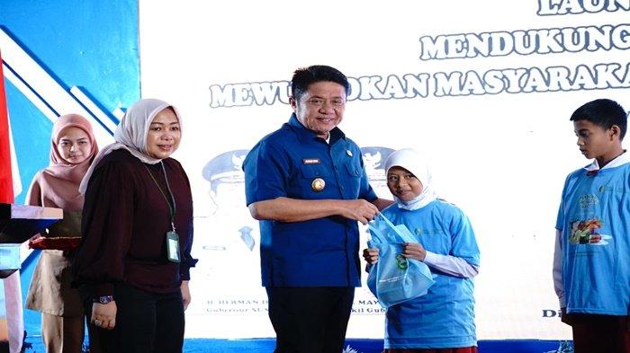 Gubernur Herman Deru didampingi Direktur Penganekaragaman Konsumsi Pangan Badan Pangan Nasional Rina Syawal memberikan bingkisan kepada anak stunting atau gagal tumbuh demi menciptakan generasi yang aktif dan berkualitas. Usai launching Dapur Beragam Bergizi Seimbang dan Aman (B2SA) mendukung Sumsel Mandiri Pangan Masyarakat Sumsel Sehat Aktif dan Produktif yang digelar, di Hotel Swarna Dwipa, Senin (20/3/2023).