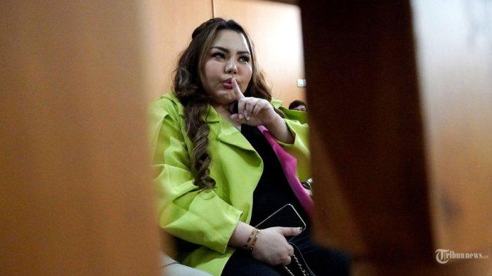 LISA DIMARAH - Selebgram Lisa Mariana menghadiri sidang gugatan perdata terhadap mantan Gubernur Jawa Barat, Ridwan Kamil, di Pengadilan Negeri (PN) Bandung, Jalan LLRE Martadinata, Kota Bandung, Jawa Barat, Rabu (28/5/2025). Gugatan Rp 16 M ke Ridwan Kamil tak digubris, Lisa Mariana dimarah keluarga