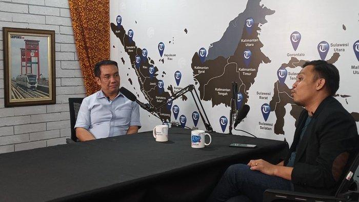H Fauzi Amro (kiri), Kapten Tim Kampanye Daerah (TKD) Anies Baswedan-Muhaimin Iskandar (AMIN) di Sumatra Selatan ketika berbincang dengan Wakil Pemimpin Redaksi Sripo-Tribun Sumsel, Prawira Maulana (kanan) dalam podcast 'STRATEGI PEMENANGAN AMIN DI SUMSEL' di Graha Tribun, Jumat (24/11/2023) petang.