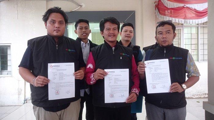 Tim hukum pasangan calon gubernur dan wakil gubernur Sumatera Selatan nomor urut 1 Herman Deru dan Cik Ujang (HDCU), yang diwakili Muhammad Widad SH, MH  mendatangi kantor Badan Pengawas Pemilu (Bawaslu) Sumsel, Jumat (1/11/2024).