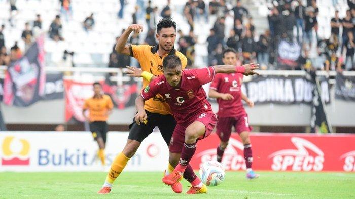 Striker Habibi Abdul Jusuf menjadi bintang lapangan berhasil mencetak hattrick tiga gol kemenangan Sriwijaya FC saat mengalahkan PSDS Deli Serdang di Stadion Gelora Sriwijaya Jakabaring Palembang, Minggu (19/11/2023).