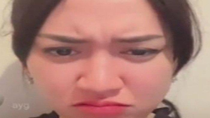 Happy Asmara terciduk nangis