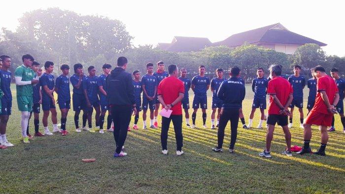 Head coach Muhammad Yusup Prasetyo alias coach Yoyo didampingi staf pelatih memberikan arahan kepada para pemain pada latihan hari kedua Sriwijaya FC di Lapangan SMA Xaverius 1 Jl Bangau Palembang, Selasa (4/7/2023).