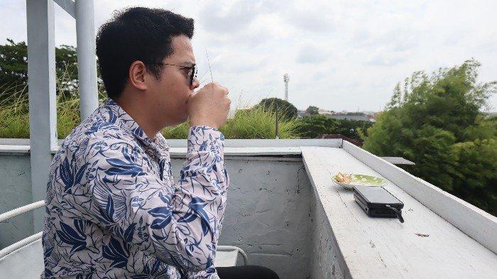 KISAH SUKSES - Hendra Susanto sang pemilik Beskabean Coffee yang jatuh bangun merintis usaha. Kini ia memiliki sejumlah cabang tempat usaha minum kopi di Palembang dan Jakarta. Foto diambil beberapa waktu lalu