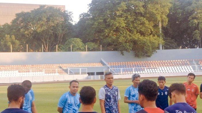 Coach Hendri Susilo bersama jajaran staf pelatih memberikan arahan kepada para pemain Sriwijaya FC di sesi latihan persiapan menghadapi PSMS Medan, di Stadion Bumi Sriwijaya Palembang.
