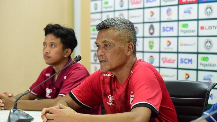 Coach Hendri Susilo didampingi gelandang Sriwijaya FC Resa Aditiya Nugraha pada pre match conference jelang laga Sriwijaya FC vs PSMS Medan, Sabtu(16/12/2023).