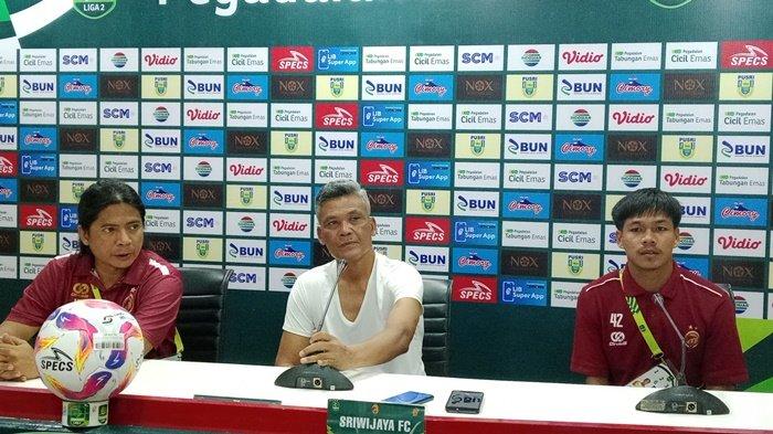 LIGA 2 - Pelatih Sriwijaya FC Hendri Susilo (tengah), serta Rahma Nico (kanan), menghadiri sesi pres conference, usai kemenangan 1-0, melawan PSMS Medan pada Senin (10/2/2025), di stadion Gelora Sriwijaya, Jakabaring, Palembang.