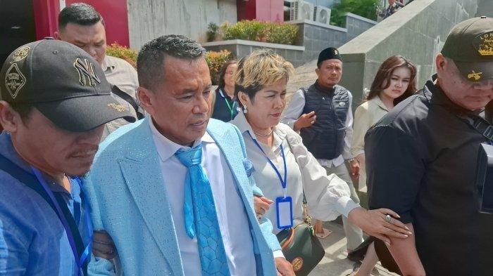 HOTMAN PARIS BEREAKSI - Pengacara Hotman Paris Hutapea berjalan menuju mobilnya sambil dituntun saat hendak meninggalkan gedung Pengadilan Negeri Jakarta Utara. Hotman Paris bereaksi, langkah Lisa Mariana cari keadilan buntu