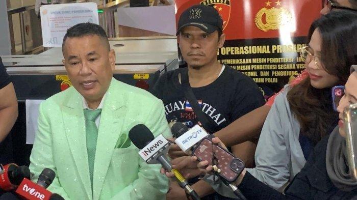 ASPRI HOTMAN PARIS - Pengacara kondang Hotman Paris saat memberikan keterangan kepada wartawan di Bareskrim Polri, Jakarta Selatan, Senin (17/2/2025).  Hotman Paris punya 3 Aspri artis terkenal