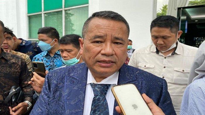 HOTMAN SINDIR FIRDAUS - Hotman Paris Hutapea selaku kuasa hukum terdakwa kasus peredaran narkotika jenis sabu, Irjen Teddy Minahasa saat ditemui usai persidangan di PN Jakarta Barat, Senin (20/2/2023). Hotman Paris bongkar kelakuan Firdaus Oiwobo saat ngonten, minta uang dan nasi kotak