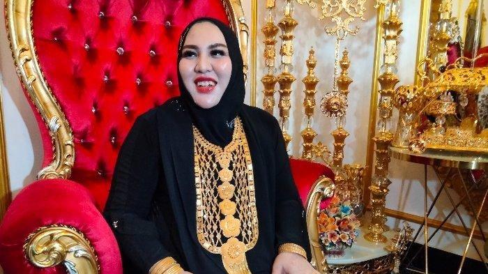HUKUMAN MIRA HAYATI -- Pengusaha skin care sekaligus pemilik MH Miracle Whitening Skin, Mira Hayati ditemui di rumahnya, Komplek Ruko Pasar Daya, Kecamatan Biringkanaya, Makassar, Sulsel, Selasa (18/7/2023) siang. Mira Hayati bicara soal emas 1 Kg dibelinya di Tanah Suci.. Hukuman Belasan Tahun, Mira Hayati Melahirkan di Penjara