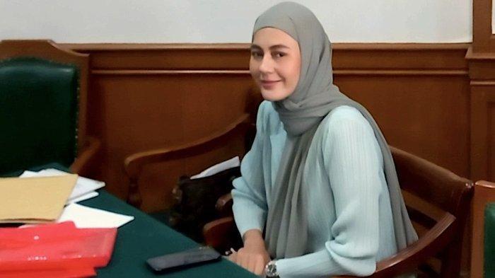 PAULA UNGKAP CCTV - Paula Verhoeven mendatangi Pengadilan Agama Jakarta Selatan, Rabu (23/10/2024). Dicap selingkuh imbas CCTV di kamar bareng Niko bocor, Paula Verhoeven ngaku Baim Wong yang izinkan
