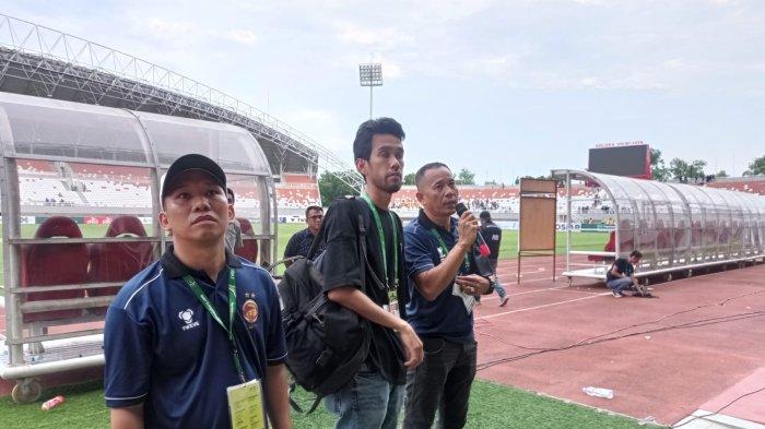 Direktur Teknik Sriwijaya FC Indrayadi (kanan) bersama Ketua Panpel Laga Home SFC Septian Wijaya memberi penjelasan di hadapan para suporter yang kecewa atas gagalnya Sriwijaya FC lolos ke babak 12 besar di Stadion Gelora Sriwijaya Jakabaring Palembang, Minggu (17/12/2023).