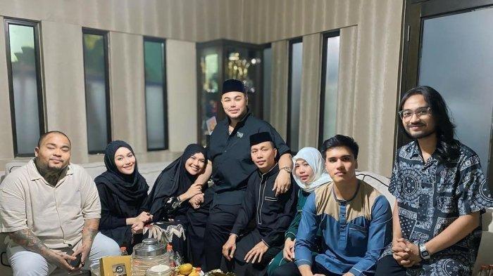 Ivan Gunawan ungkap kondisi keluarga Ayu Ting Ting usai ditinggal Baby Zoltan.