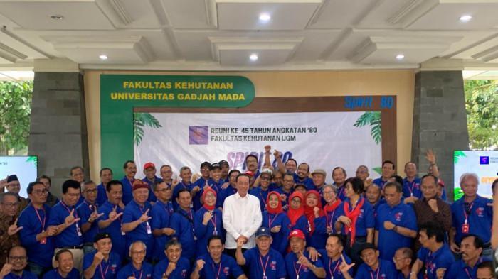 Presiden ketujuh RI, Joko Widodo berfoto bersama sahabat-sahabat lamanya dari angkatan 1980 Fakultas Kehutanan UGM dalam Reuni ke-45 di Sleman, Sabtu (26/7/2025). Dalam suasana hangat tersebut, Jokowi menyampaikan curahan hati soal polemik ijazah yang kembali menyeruak


Artikel ini telah tayang di Tribunnews.com dengan judul Jokowi Blak-blakan Bicara soal Ijazah, Skripsi dan KKN yang Diragukan Roy Suryo Cs, https://www.tribunnews.com/nasional/2025/07/26/jokowi-blak-blakan-bicara-soal-ijazah-skripsi-dan-kkn-yang-diragukan-roy-suryo-cs?page=all.

Editor: Theresia Felisiani