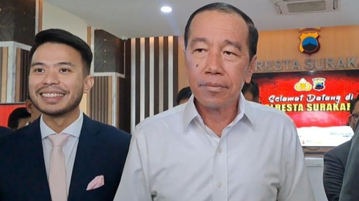 JOKOWI SELESAI DIPERIKSA - Presiden ke-7 Joko Widodo (Jokowi) dan Yakub Hasibuan sebagai kuasa hukumnya dalam kasus tudingan ijazah palsu berlangsung di Polresta Solo, Jawa Tengah, pada Rabu (23/7/2025).