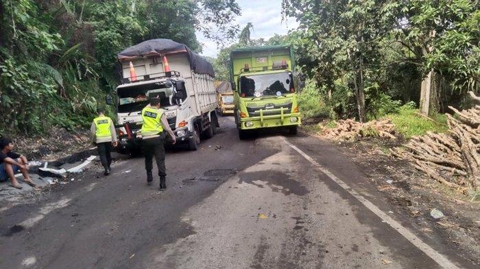 Jalan Lintas Sumatera (Lintas Tengah) Desa Gunung Meraksa, Kecamatan Pengandonan, Kabupaten OKU turun dengan kedalaman bervariasi anatara 30-60 cm.