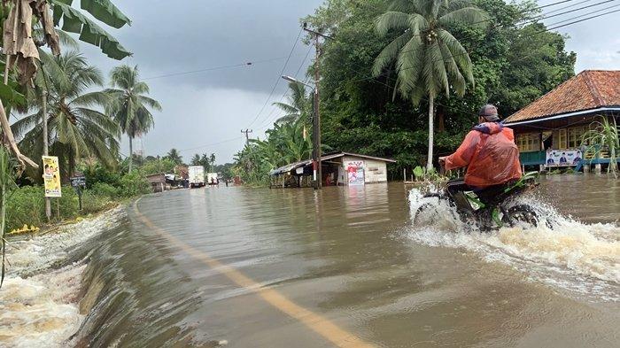 Jalinteng Sekayu-Lubuklinggau, tepatnya di Desa Kemang terendam banjir akibat luapan Sungai Musi.