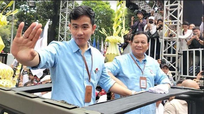 TAGIH JANJI KAMPANYE - Prabowo Subianto dan Gibran Rakabuming Raka saat tiba di KPU untuk daftar sebagai peserta Pilpres 2024, Rabu (25/10/2023). Kini di tengah kondisi badai PHK yang terjadi di Indonesia, janji kampanye Wakil Presiden Gibran Rakabuming Raka kembali dibahas banyak pihak.