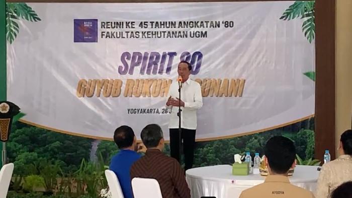 REUNI UGM  : Presiden ke-7 RI Joko Widodo (Jokowi) menghadiri reuni Universitas Gadjah Mada (UGM) di Yogyakarta, Sabtu (26/7/2025). Tampak Jokowi hadir di tengah-tengah peserta tamu reuni dan naik di atas panggung memberikan kata sambutannya.