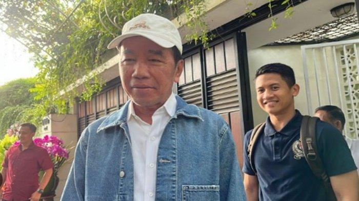 ANTAR CUCU LIBURAN - Jokowi mengenakan jaket dan topi dan full senyum kepda awak media saat hendak antar anak-cucu liburan.