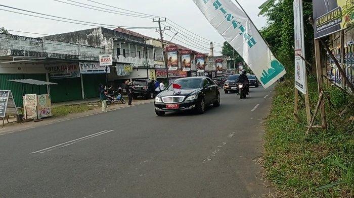 Jokowi saat berhenti menyapa warga di Simpang Trawas Kabupaten Musi Rawas, Kamis (30/5/2024).