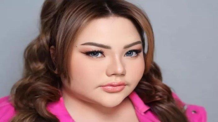 KAKAK LISA MARAH - Potret Lisa Mariana di-capture Sripoku.com, Selasa (18/6/2025). Terungkap kakak model Lisa Mariana murka saat adiknya menggugat politisi Ridwan Kamil (RK) sebesar Rp16 miliar, klaim dari keluarga berada.