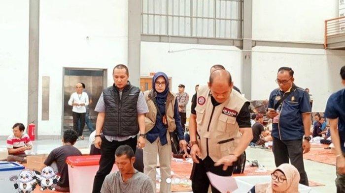 Ketua KPU Sumsel Andika Pranata Jaya (jaket hitam) saat memantau langsung sortir dan pelipatan surat suara Pilpres di KPU Palembang beberapa waktu lalu. 