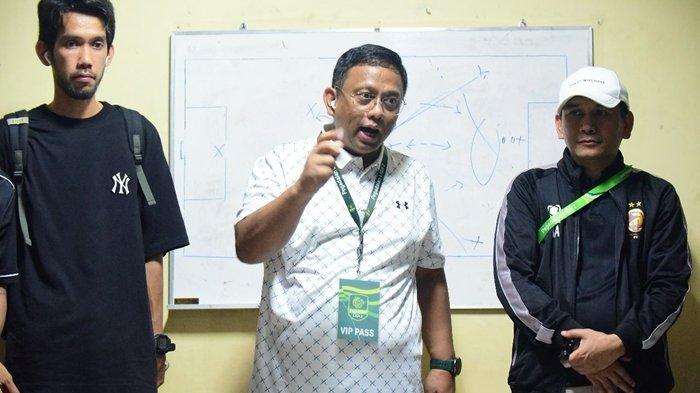 Pj Gubernur Sumsel Dr Agus Fatoni melalui Kepala Dinas Pemuda dan Olahraga H Rudi Irawan SSos MSi didampingi Manajer Tim H Hendriansyah dan Marketing Officer SFC Septian Wijaya menyemangati punggawa Sriwijaya FC agar tidak terdegradasi pada musim kompetisi Liga 2 2023/24 ini.