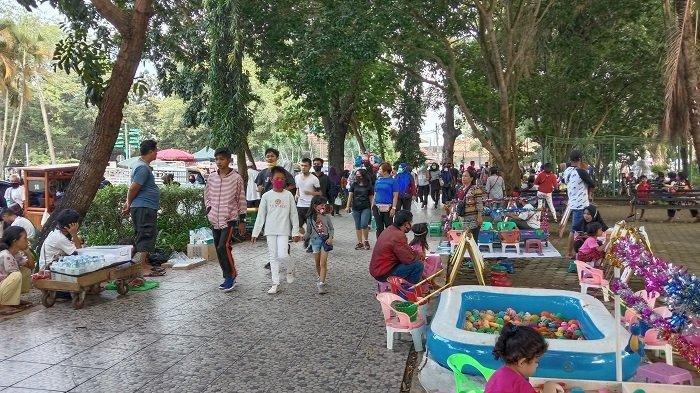 Taman Kambang Iwak, taman tengah kota yang jadi rekomendasi wisata.
