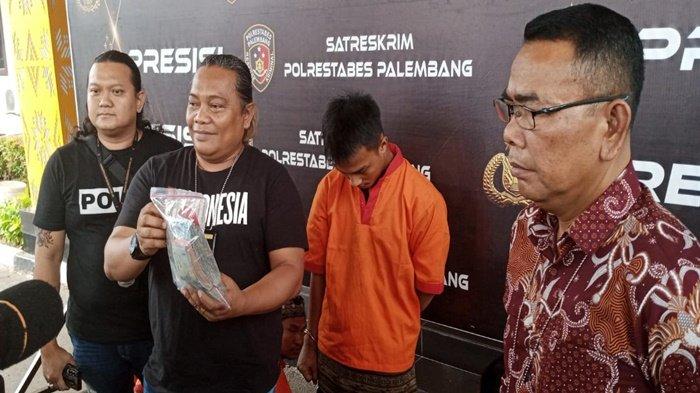 Kanit Pidum AKP Robert Sihombing ketika menunjukan barang bukti uang tunai yang diamankan dari tersangka Muhamad Aidil Akbar (21), warga Rusun Blok 4 Kelurahan 23 Ilir Kecamatan Bukit Kecil Palembang.