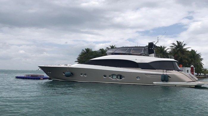 Kapal pesiar mewah, Yacht parkir tepat di depan Resort Nongsa Marina Point Nongsa Batam Kepri