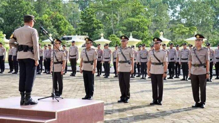 Kapolres PALI, AKBP Khairu Nasrudin, saat memimpin apel di halaman Mapolres PALI.