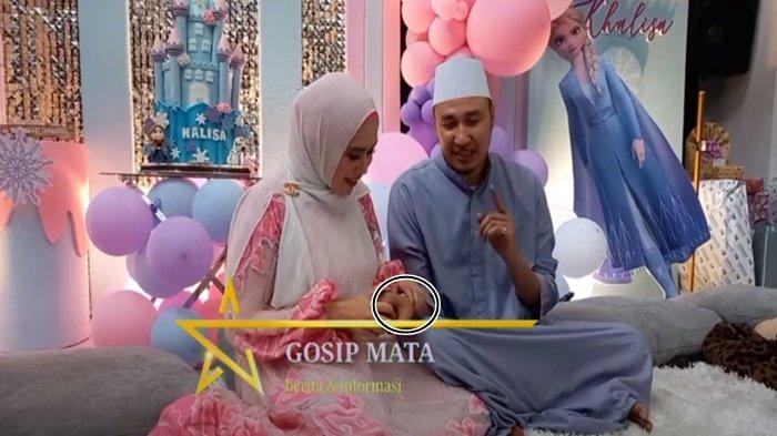 Kartika Putri tunjukkan tangan Habib Usman yang ia cakar waktu persalinan