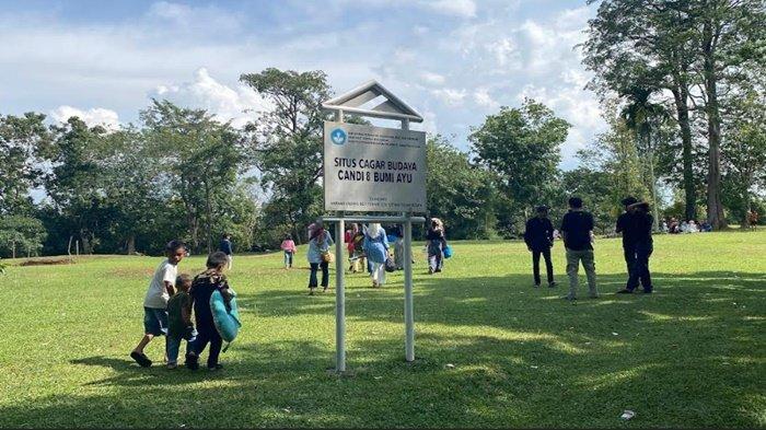 CANDI BUMI AYU -- Kawasan Candi Bumi Ayu yang berada di Desa Bumi Ayu Kecamatan Tanah Abang Kabupaten PALI dipadati Pengunjung di momen libur lebaran 2025, Sabtu (5/4/2025). Keindahan alam yang asri, suasana yang sejuk, dan kenyamanan yang ditawarkan menjadikan Candi Bumi Ayu pilihan utama para wisatawan yang ingin menikmati liburan bersama keluarga maupun kerabat.