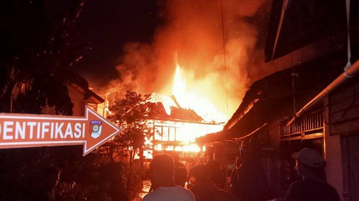 RUMAH PANGGUNG TERBAKAR - Api membakar sebuah rumah di Jalan Pangeran SW Subekti, Kecamatan Bukit Kecil, Palembang pada Jumat (16/5/2025) malam. Dari informasi yang didapat objek yang terbakar adalah rumah panggung. (