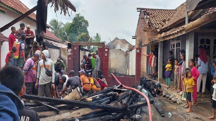 Kebakaran melanda sebuah rumah di Desa Rengas II, Kecamatan Payaraman, Ogan Ilir, pada Jumat (27/12/2024) pagi sekira pukul 08.30.