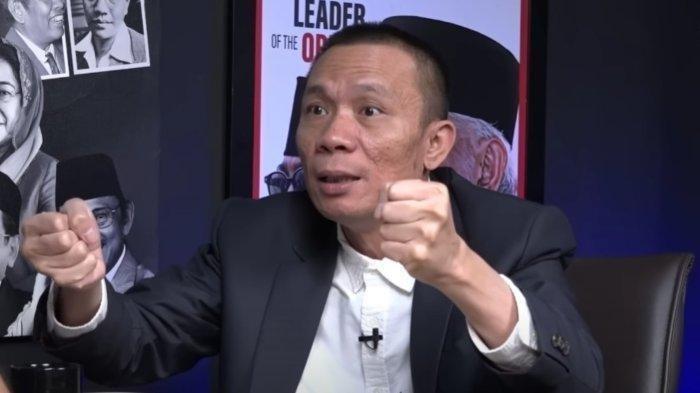 RISMON SIANIPAR DIRAGUKAN - Tangkapan layar YouTube Keadilan TV oleh TribunTimur. Kebohongan Rismon Sianipar di balik tuduhan ijazah palsu Jokowi dikuak
