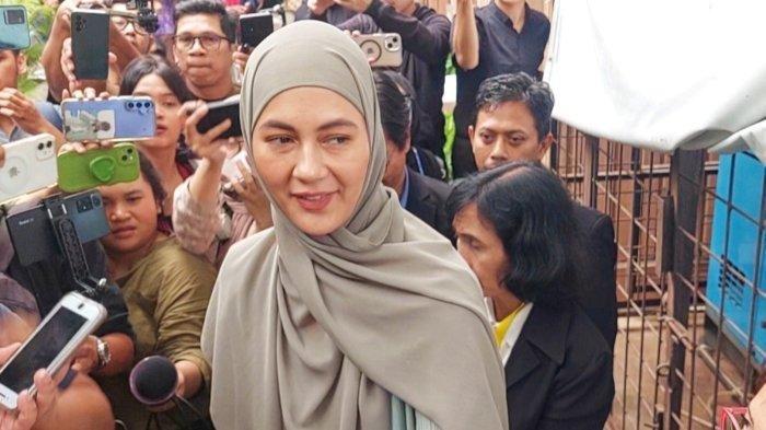 PSIKOLOG BELA PAULA - Model Paula Verhoeven bersyukur tawaran pekerjaan tetap ramai di tengah proses perceraiannya dengan aktor Baim Wong di PA Jakarta Selatan. Kecurigaan Psikolog kuliti Doktrin Baim Wong ke anak untuk membenci Paula Verhoeven.