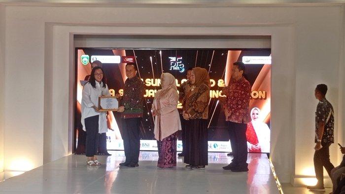 Kegiatan IKM Sumsel Award ketiga ini, juga berbarengan dengan penampilan Karya Sriwijaya Fashion Incubation 2023 oleh beberapa desainer lokal yang berkelas, tepatnya di Lower Ground City Expo Palembang Indah Mall (PIM), Sabtu (18/11/2023).