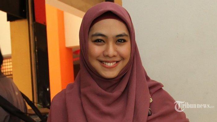OKI SETIANA JUJUR - Aktris Bintang film Ketika Cinta Bertasbih (KCB), Oki Setiana Dewi saat ditemui pada acara syukuran film drama romantis yang berjudul Udah Putusin Aja di kawasan Setiabudi, Jakarta Selatan, Jumat (13/2/2015).. Kejujuran Oki Setiana Dewi Bongkar Isu Dipoligami Sang Suami