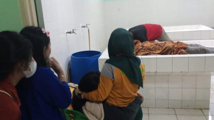 Keluarga korban nangis histeris melihat jasad korban di RS Bari Palembang, Jumat (8/3/2024).