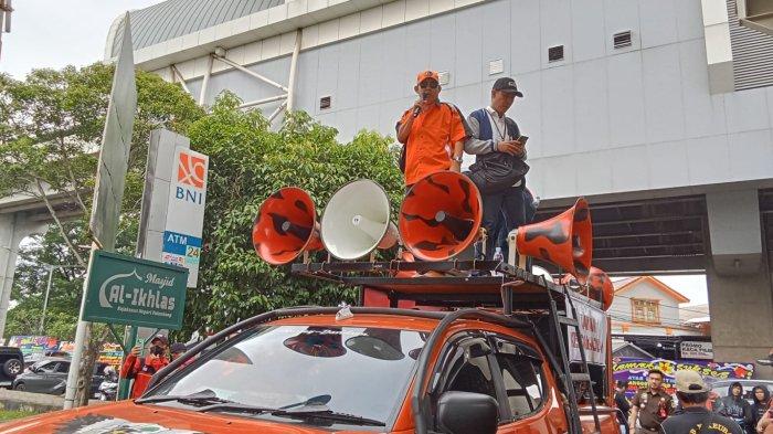Keluarga tersangka pembunuhan siswi SMP di Palembang gelar aksi di depan Kantor Kejari Palembang, Senin (30/9/2024).