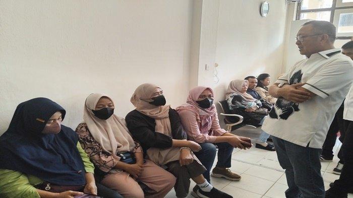 Kepala Kejaksaan Negeri Palembang saat berbincang dengan Udin ayah korban dan orangtua pelaku