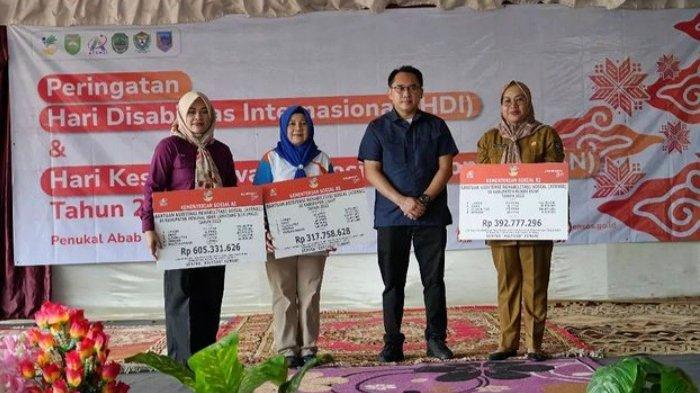 Kepala Sentra Abiyoso Cimahi, Agung Hendrawan, menyerahkan bantuan bentor kewirausahaan ke Wahyuni Riwan, penyandang dDisabilitas asal Kabupaten Muara Enim.