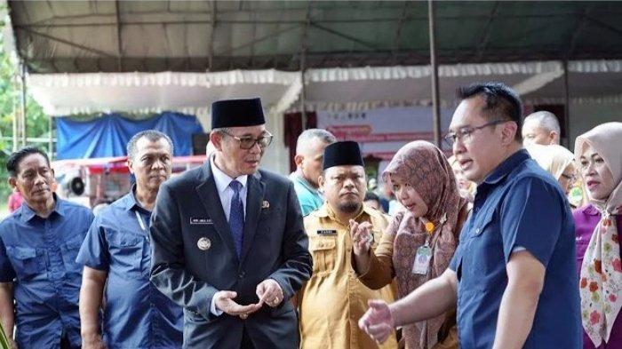 Kepala Sentra Abiyoso Cimahi, Agung Hendrawan, menyerahkan bantuan bentor kewirausahaan ke Wahyuni Riwan, penyandang dDisabilitas asal Kabupaten Muara Enim.