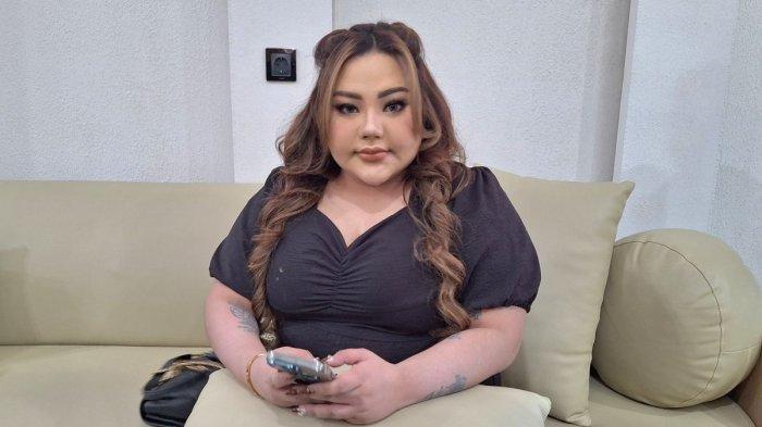 LISA MARIANA KESAL - Lisa Mariana ketika ditemui di kawasan Kemang, Jakarta Selatan, Selasa (13/5/2025). Kesal Ridwan Kamil mangkir lagi, Lisa Mariana ancam tak boleh temui putrinya