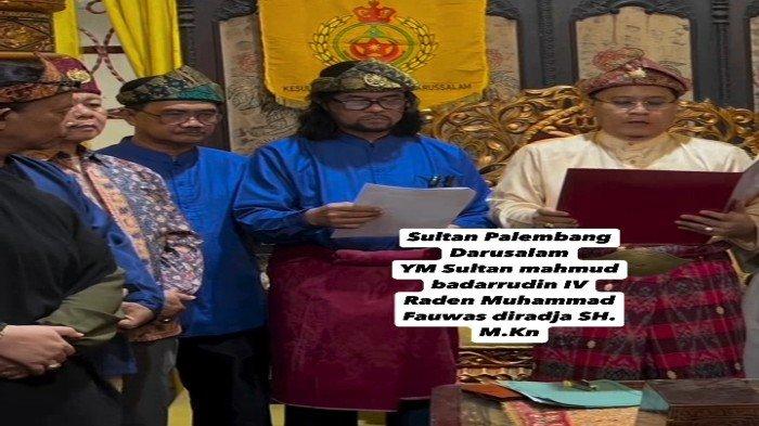 MAKLUMAT - Sultan Palembang Darussalam, YM Sultan Mahmud Badaruddin IV Raden Muhammad Fauwas Diradja SH M.kn membacakan maklumat kesultanan terkait video viral Willie Salim masak rendang di BKB, Selasa (25/3/2025).