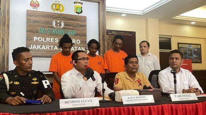 Ketiga pelaku pengeroyokan anggota TNI saat ditampilkan di Mapolres Metro Jakarta Selatan, Senin (16/10/2023). Salah satu pelaku disebut merupakan Vadel Badjideh, kekasih dari Lolly, putri Nikita Mirzani.