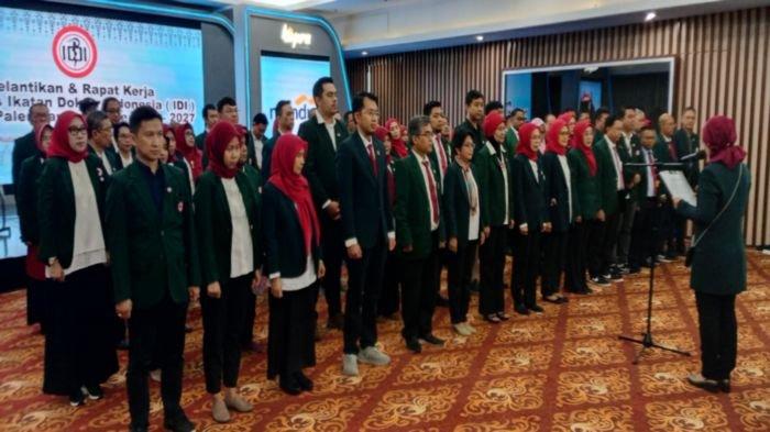 Ketua IDI Sumsel Dr Hj Alba Ghanie SpTHT melantik Ketua IDI Cabang Palembang dan 113 anggota kepengurusannya periode 2024-2027, Sabtu (18/1/2025),